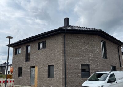 Fertiggestelltes Wohnhaus mit montierten Bauelementen von AZ Baumontage in Wassenberg – Kreis Heinsberg NRW