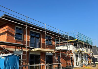 Neubau Baustelle mit Gerüst und montierten Fenstern durch AZ Baumontage in Wassenberg – Kreis Heinsberg NRW
