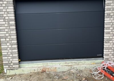 Neu montiertes dunkles Sektionaltor an einem Wohnhaus in Wassenberg – AZ Baumontage Kreis Heinsberg NRW