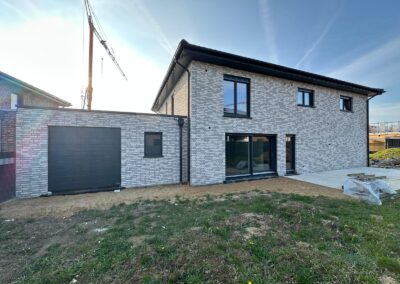 Fertig montiertes Garagentor an einem Neubau in Wassenberg – AZ Baumontage Kreis Heinsberg