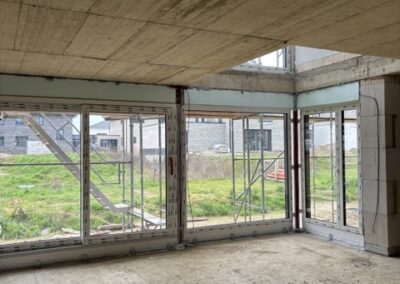 Blick von innen auf montierte Fensterfront im Rohbau durch AZ Baumontage in Wassenberg – Kreis Heinsberg NRW