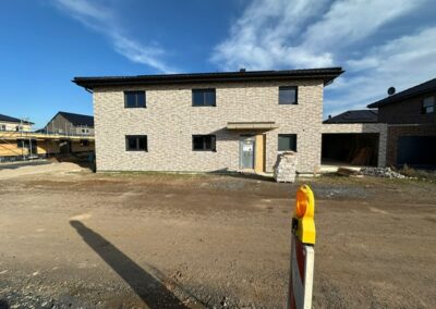 Fertiggestellter Neubau mit montierten Bauelementen von AZ Baumontage in Wassenberg – Kreis Heinsberg NRW