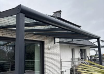 Fertig montierte Terrassenüberdachung aus Aluminium in Wassenberg – AZ Baumontage Kreis Heinsberg NRW